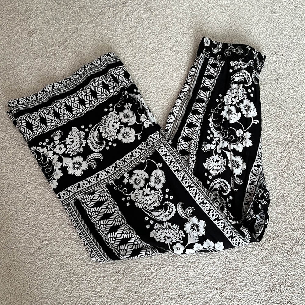 Forever 21 Flowy Long Pants black and white.